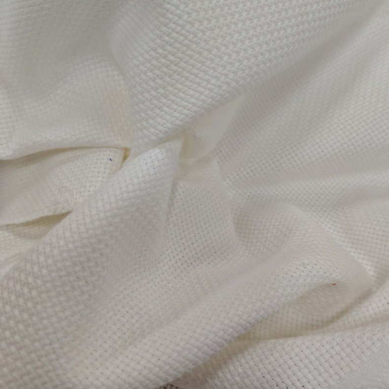 Broderi stof  // 4,4 thr. R� Hvid