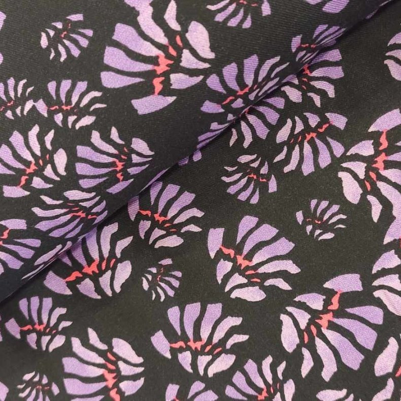 V�vet viskose // Sort lilla blomst